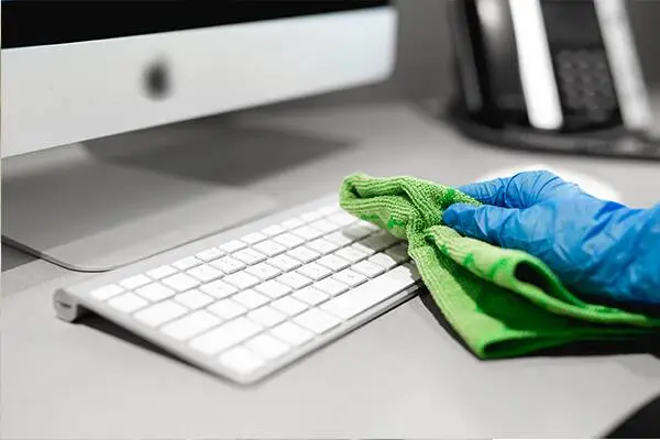 professional fulfilling a commercial cleaning service agreement