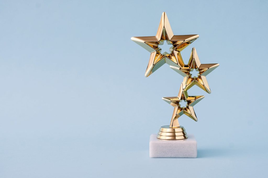trophy made of 3 gold plated stars stacked on each other as a reward for ranking in the franchise 500
